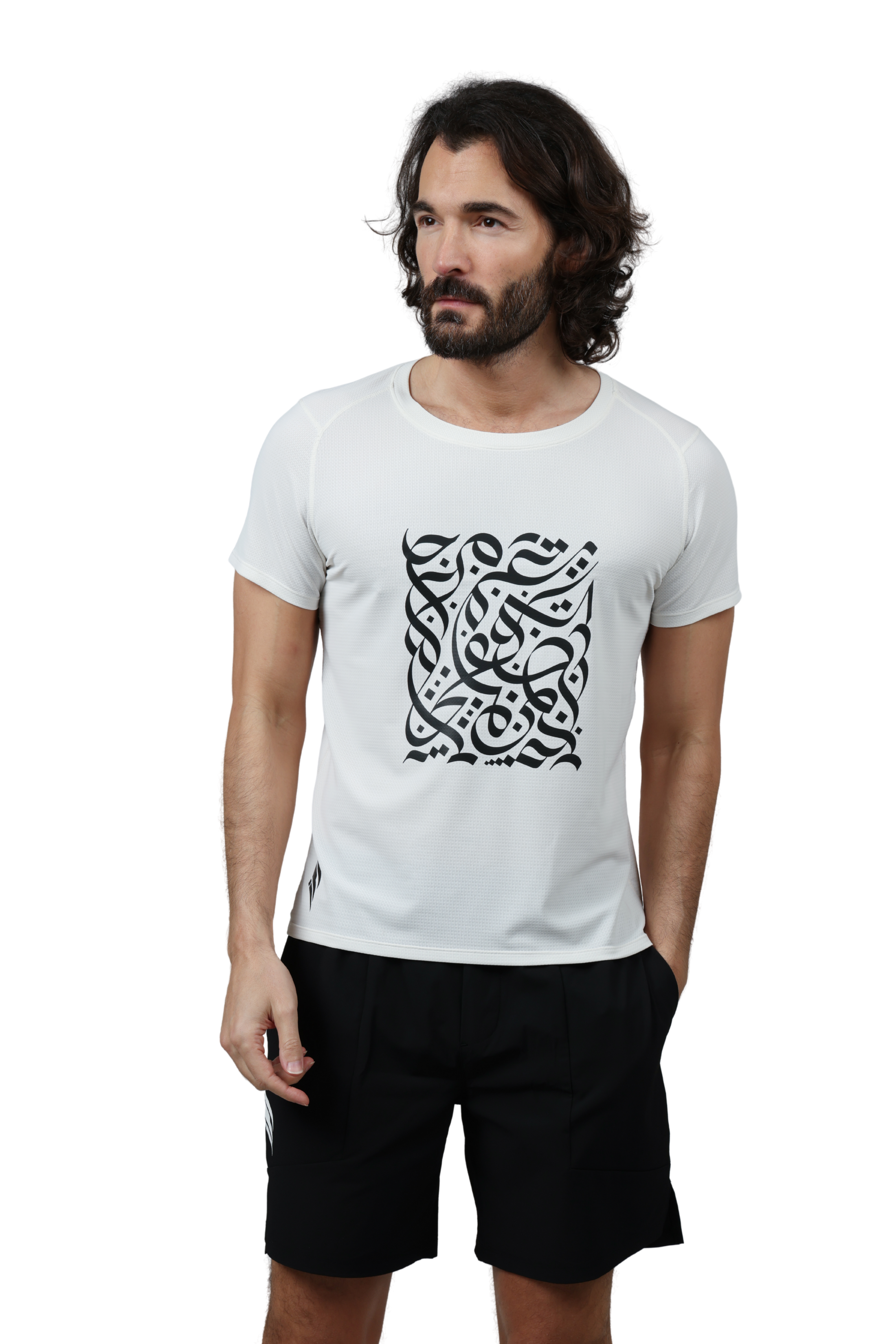 عارضة أزياء ترتدي سترة RAMZ